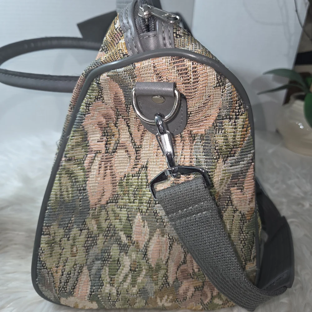 VINTAGE Elegant Floral Tapestry Travel Bag.